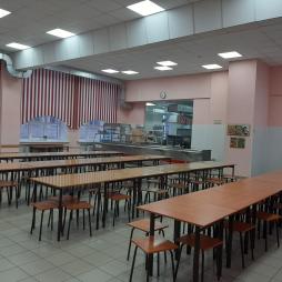 Наша школа располагает большим и уютным помещением столовой на 180 посадочных мест. 